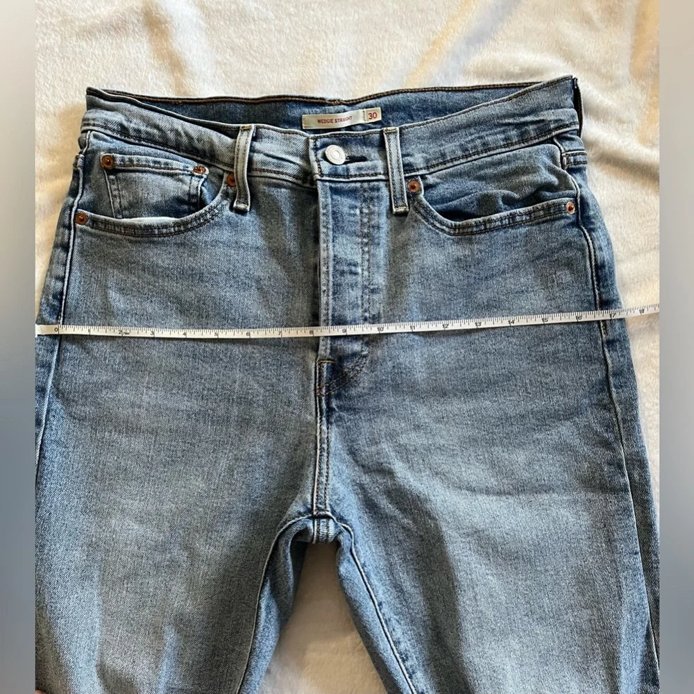 Levi’s wedgie straight crop women Sz 30 distressed highrise lightwash denim jean - Picture 3 of 11